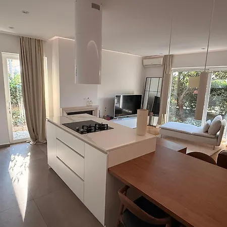 Modern Elegance With Garden And Private Parking سبليت