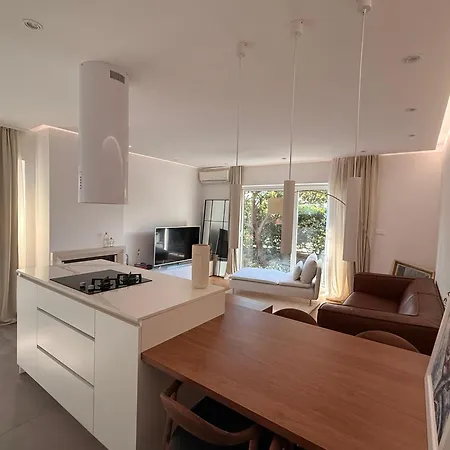 Apartman Modern Elegance With Garden And Private Parking