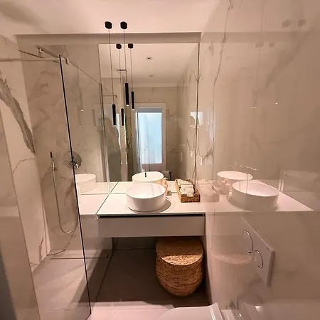 Lejlighed Modern Elegance With Garden And Private Parking